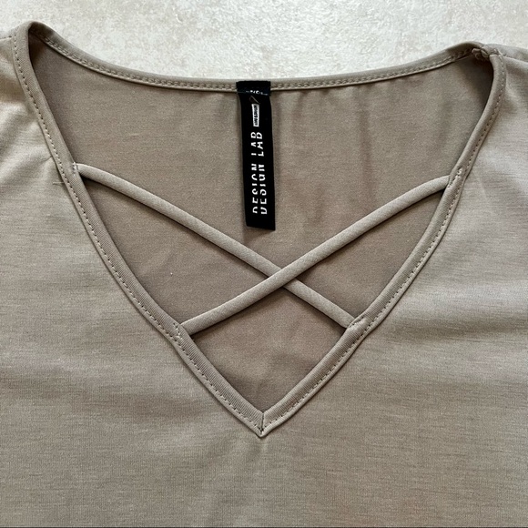 NWOT Design Lab Short Sleeve Criss-Cross Neck Knit Top - Picture 6 of 10